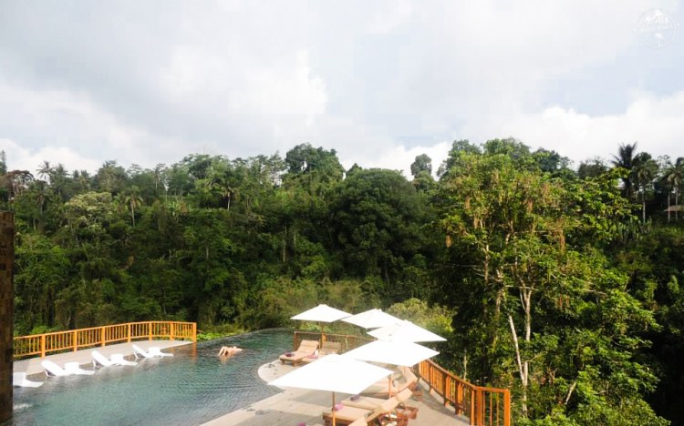 bali-yoga-teaching-laurie-pink-pack-2