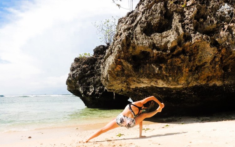 bali-yoga-teaching-laurie-pink-pack-21