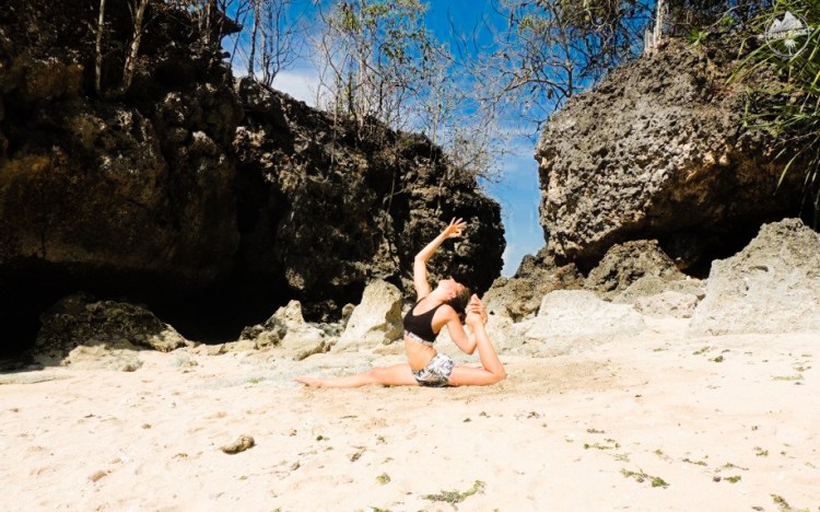 bali-yoga-teaching-laurie-pink-pack-22