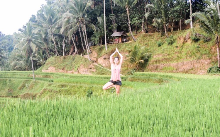 bali-yoga-teaching-laurie-pink-pack-6