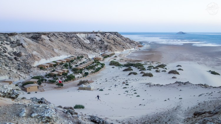 A gauche en premier plan, le quartier Wind Hunter. Vous longez la dune vers le fond et vous arrivez au camp principal