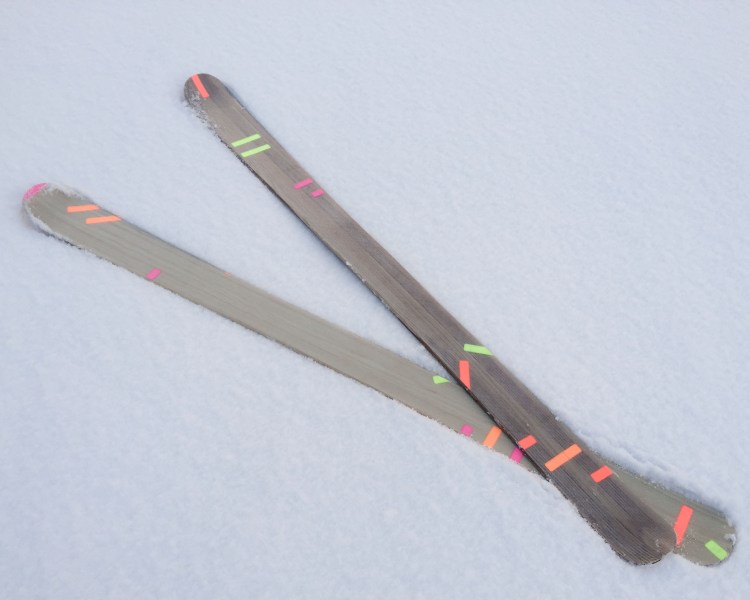 Skibau_Ski im Schnee